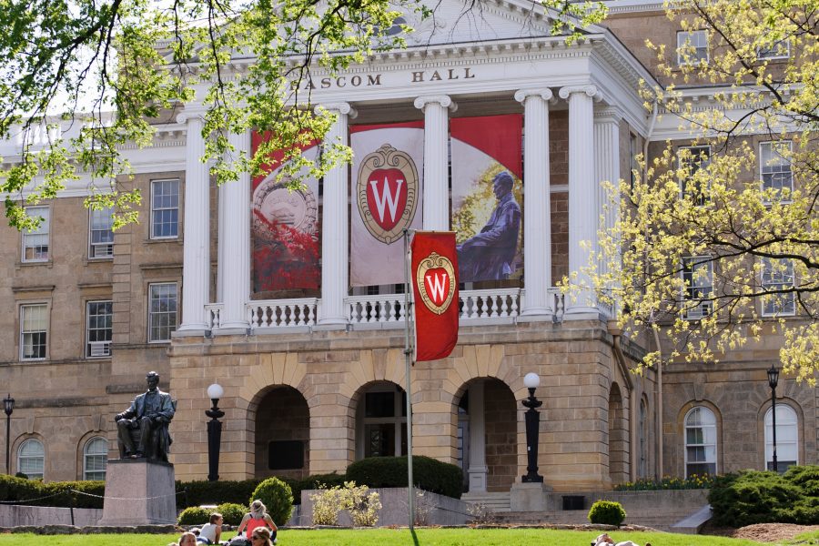 Students on the lawn at Bascom Hill.